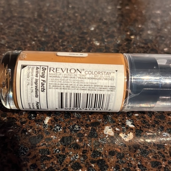 Revlon natural finish colour stay 400 caramel 24 hours, SPF 20 normal/dry skin​​ - Picture 3 of 4